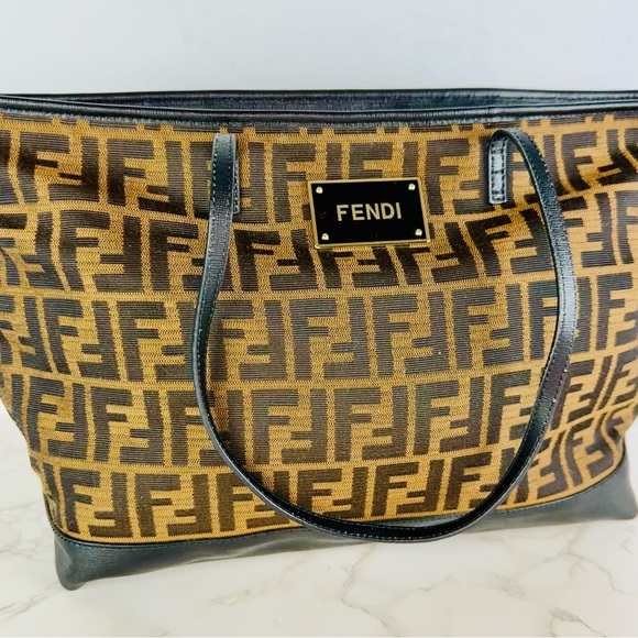 FENDI Logo Handbag, Like NEW w/ dust jacket, Fendi logo Hologram verified - Picture 4 of 8